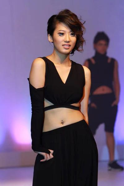 En mode visning med modellen på Hong Kong — Stockfoto