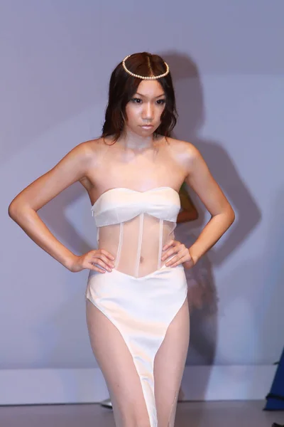 Un desfile de moda con la modelo en Hong Kong — Foto de Stock