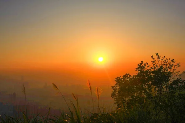 Increíble amanecer en el Maclehose Trail Hong Kong — Foto de Stock