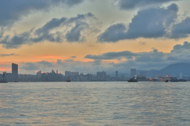 Lei Yue Mun köyünden Hong Kong görünümü