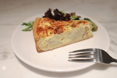 bir Fransız pastası, yumurtalı geleneksel açık pasta, peynir