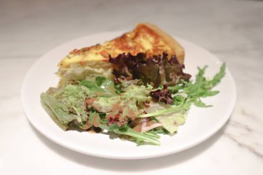 bir Fransız pastası, yumurtalı geleneksel açık pasta, peynir