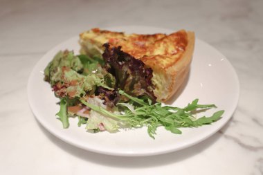 bir Fransız pastası, yumurtalı geleneksel açık pasta, peynir