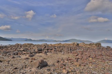 Liman barınağı kıyısında kaya ve taşlar