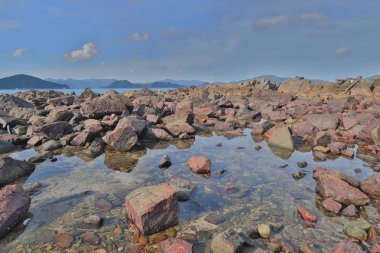 Liman barınağı kıyısında kaya ve taşlar