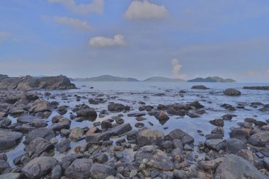 Liman barınağı kıyısında kaya ve taşlar