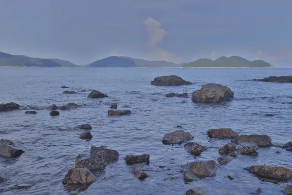 Rocce e pietre sulla riva del Rifugio del Porto — Foto Stock