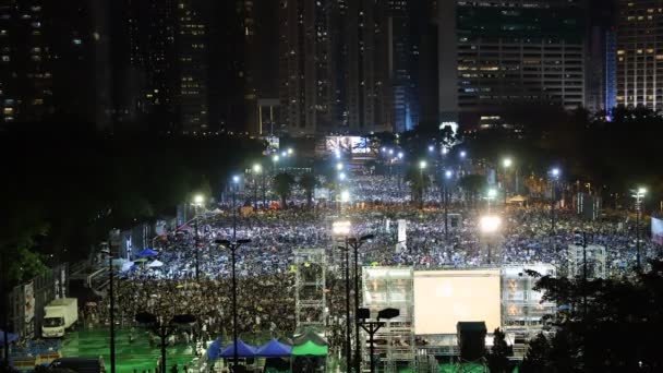 4 június 2019: gyertyafényes Vigil tartott Victoria Park — Stock videók