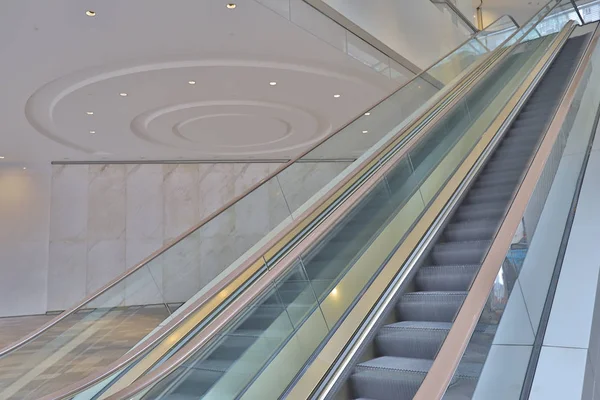 Les escaliers métalliques d'un escalier roulant vide . — Photo
