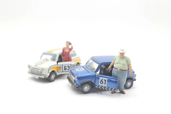 O mini de figuras com o carro — Fotografia de Stock