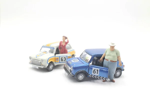 O mini de figuras com o carro — Fotografia de Stock