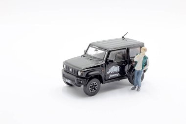 seyahat etmek için jeep ile küçük bir rakam 