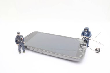 Bir Bomba ekibi uzmanı cep telefonu bomba etkisiz hale