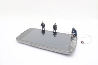 Bir Bomba ekibi uzmanı cep telefonu bomba etkisiz hale