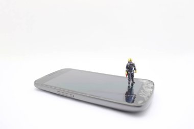 Bir Bomba ekibi uzmanı cep telefonu bomba etkisiz hale