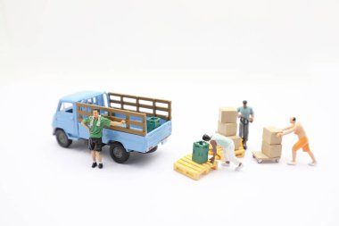 Mini bir figür Mini dünyada malları taşır