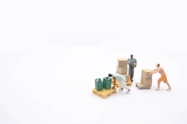 Mini bir figür Mini dünyada malları taşır