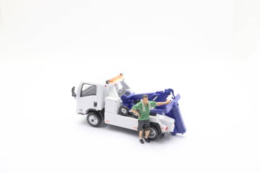 Küçük bir araba tamircisi.