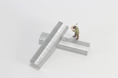 mini rakam adam gemide demir kesti