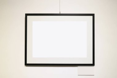 Sanat galerisi. Boş resimli anahtar kelimelerden bir satır: