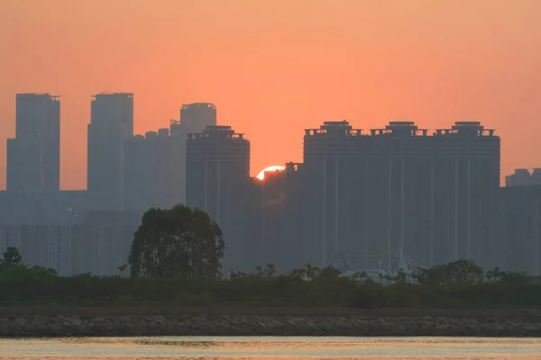 Um pôr do sol em Kwun Tong Typhoon Shelter — Fotografia de Stock