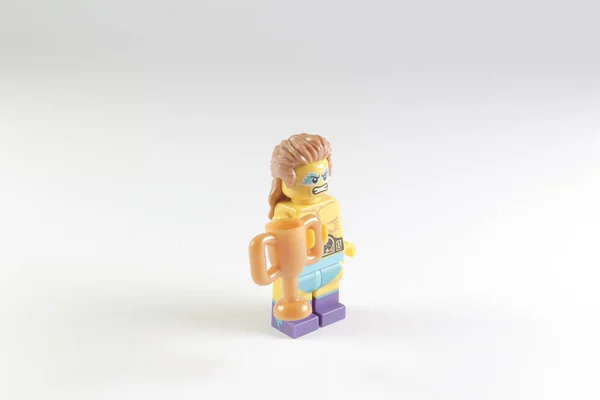 Лего фигуры отображаются на борту — стоковое фото