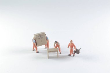 işçi figürlerinden küçük bir kısmı çalışıyor