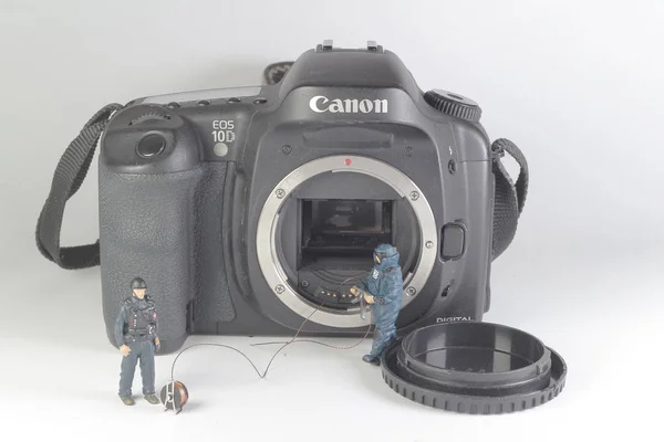 デジタルカメラのレンズ部分に置かれたフィギュアモデル — ストック写真