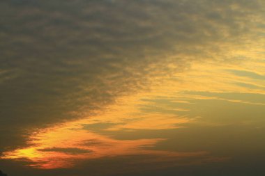 gün doğumu veya gün batımında bulut güzel bir oyun