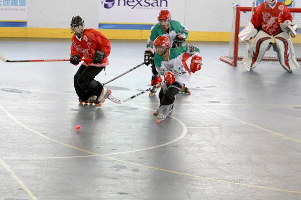 Los hombres juegan hockey en el centro deportivo de interior — Foto de Stock