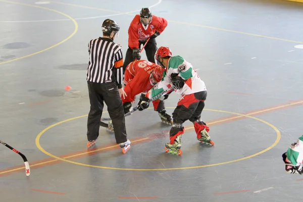 Los hombres juegan hockey en el centro deportivo de interior — Foto de Stock