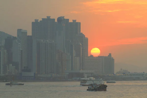 维多利亚港天际线在金色的阳光下 — 图库照片