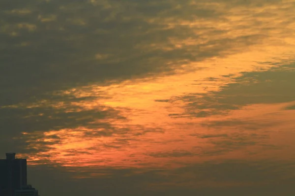 Закат сквозь облачное небо — стоковое фото