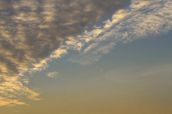 Ein schönes Wolkenspiel bei Sonnenaufgang oder Sonnenuntergang — Stockfoto