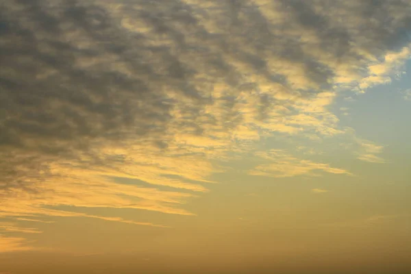 Ein schönes Wolkenspiel bei Sonnenaufgang oder Sonnenuntergang — Stockfoto