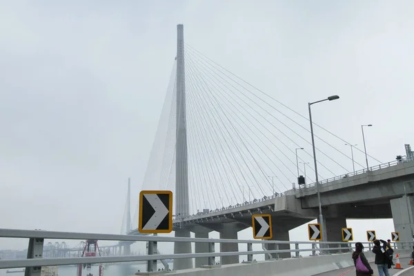 En Stonecutter Bridge lanserings dag på hk — Stockfoto