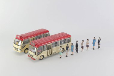 mini otobüs bekleyen öğrenci figürü 