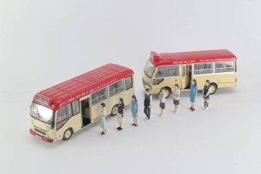 mini otobüs bekleyen öğrenci figürü 