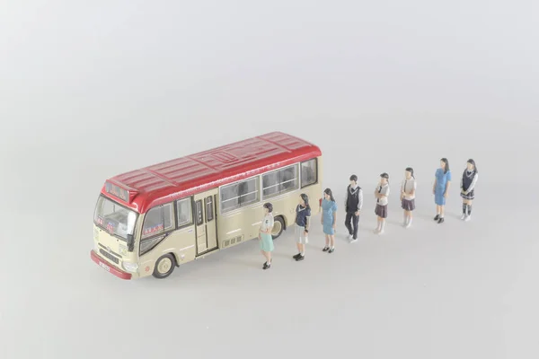 Mini otobüs bekleyen öğrenci figürü — Stok fotoğraf