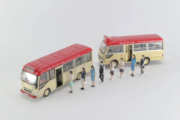 A figura do estudante esperando mini ônibus — Fotografia de Stock