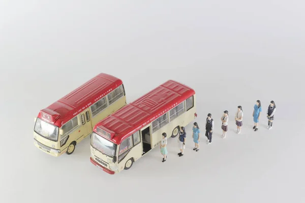 A figura do estudante esperando mini ônibus — Fotografia de Stock