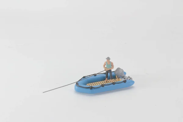 Une mini figure pêche au lac . — Photo