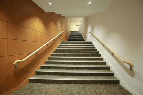 La escalera con la madera de acero - la arquitectura interior moderna —  Fotos de Stock