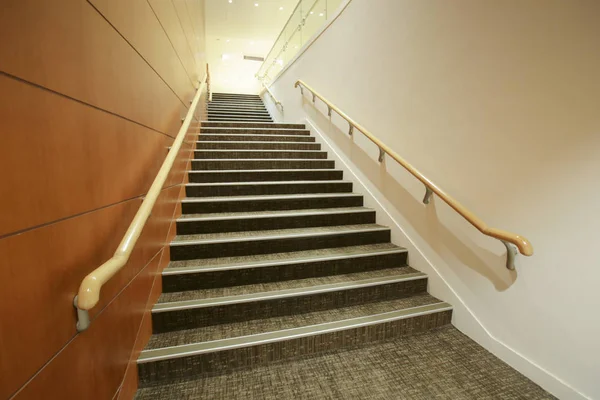 La escalera con la madera de acero - la arquitectura interior moderna — Foto de Stock