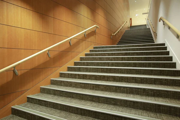 çelik ahşap ile bir merdiven - Kapalı modern mimari