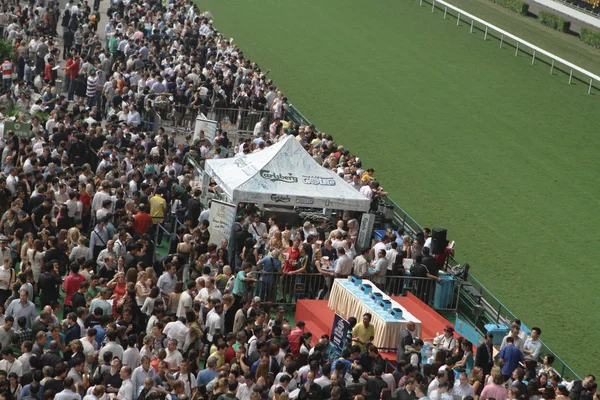 Hk Kalabalık ve insanlar kumar için toplanıyor