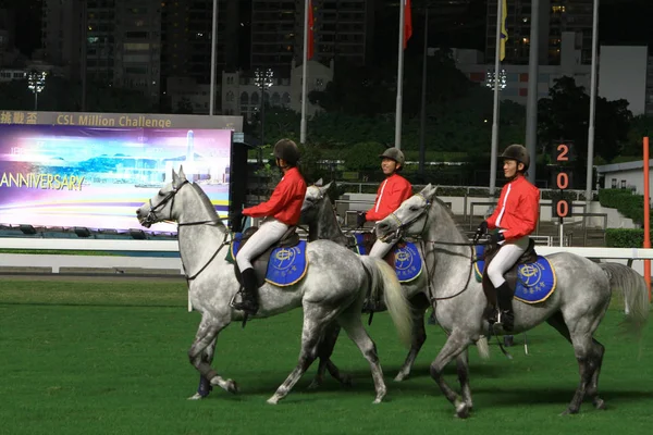Гонки на лошадях в гонконгском клубе John Club — стоковое фото