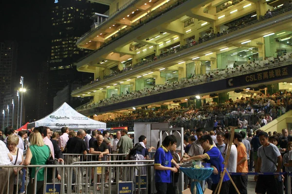 HK Multitud y la gente reuniéndose para jugar — Foto de Stock