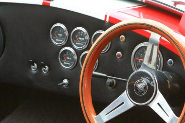 partide bir klasik araba göstermek hk