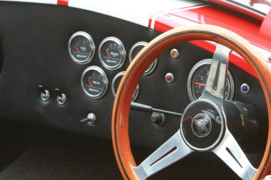 partide bir klasik araba göstermek hk